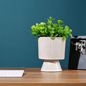 <span class=keywords><strong>Vaso</strong></span> in porcellana bianco lucido in stile cinese puro moderno <span class=keywords><strong>con</strong></span> supporto per piedi <span class=keywords><strong>con</strong></span> striscia verticale in rilievo <span class=keywords><strong>con</strong></span> Design rustico feste natalizie - Product Image 4