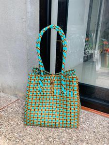 กระเป๋าถือผู้หญิง Sembagi New Mint ดีไซน์หรูหราทันสมัยสำหรับผู้ใหญ่ ผลิตจากวัสดุพลาสติกรีไซเคิลคุณภาพพรีเมียม ลายทอแบบลูริก จากประเทศอินโดนีเซีย - Product Image 2