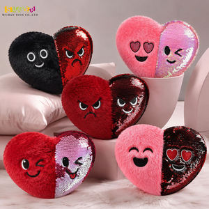 Cuscino Peluche a Forma di Cuore con Paillettes Reversibili, Giocattolo Imbottito Emoji Bifacciale per Regali Festivi - Product Image 1