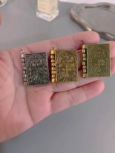 Rolo quadrato Vintage preghiera religiosa Christian sacro libro della bibbia uomini croce collana ciondolo della Bibbia - Product Image 2