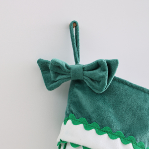 Calcetín Navideño Personalizable con Adornos de Santa Claus y Renos, Borde Festoneado, Calcetín Navideño de Terciopelo Verde y Blanco - Product Image 5