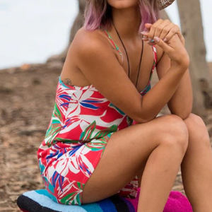 Mono corto bohemio de rayón de lujo con estampado floral de playa y cuello halter, diseñado por diseñadores. - Product Image 4