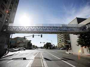 สะพานลอยโครงสร้างเหล็กสำหรับคนเดินเท้า โครงโลหะเหนือศูนย์เมือง - Product Image 3