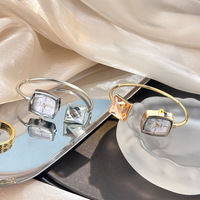 Nouvelle montre bracelet à quartz de luxe, grand cadran carré en alliage, style européen et américain, avec fuseaux horaires multiples, pour le marché international.
