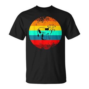 T-shirt vintage con grafica di mucca da fattoria e design tramonto arcobaleno per uomo e donna - Product Image 1