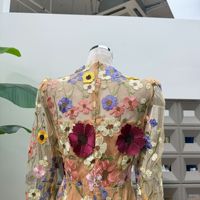 Nouvelle robe élégante en dentelle brodée à manches longues, coupe ajustée, avec fesses enveloppées et robe à queue de poisson