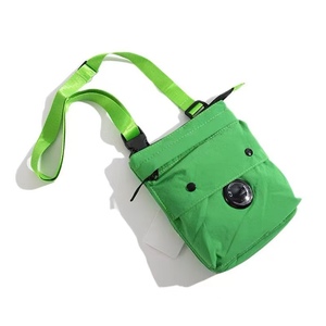 Sac à bandoulière en nylon imperméable de créateur de mode pour hommes, sac à bandoulière de messager de couple sac plat pour la ville décontractée - Product Image 5