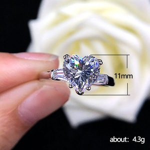 Anello a Forma di Cuore con Zirconia Cubica per Donne, Elegante Fede Nuziale con Stile Classico - Product Image 4