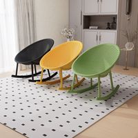 Chaise latérale en plastique PP à lattes verticales respirantes, surface durable, pieds antidérapants pour cafés, bistrots et espaces extérieurs