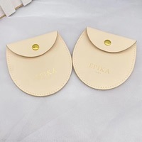 Pochette de rangement mini en cuir PU tendance pour bijoux (boucles d'oreilles, colliers) avec bouton-pression et logo gaufré, idéale pour les mariages