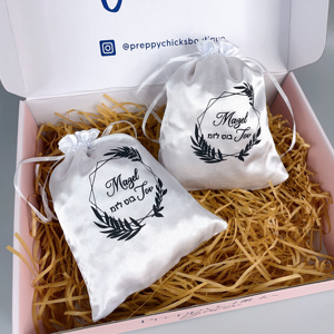 ถุงผ้าซาตินสีขาวแบบมีเชือกผูก สำหรับใส่เครื่องประดับ วิกผม ของขวัญ  พร้อมพิมพ์โลโก้ - Product Image 1