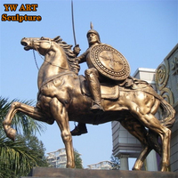 Statue de soldat romain antique classique en plein air grandeur nature chasseur en bronze débarrassant la sculpture de cheval en cours d'exécution