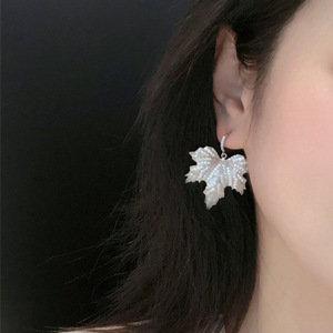 Orecchini a Forma di Foglia d'Acero Scintillanti per Donne, Gioielli Eleganti e Audaci - Product Image 2