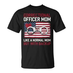 T-shirt pour maman officier correctionnelle, comme une maman normale mais avec un motif drapeau américain en relief - Product Image 1