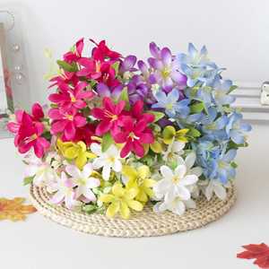 ดอกแดฟโฟดิล Lilium Casa Blanca ที่จับดอกไม้ประดิษฐ์18ดอกสำหรับตกแต่งห้องนั่งเล่นดอกไม้ผ้าไหม - Product Image 1