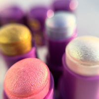 Poudre minérale libre naturelle et biologique waterproof à paillettes, illuminateur et bronzant visage et corps, usage quotidien, marque privée