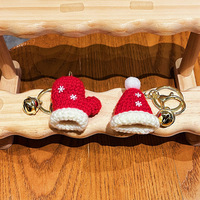 Porte-clés en fourrure pelucheuse de Noël fait à la main, chapeau de Père Noël et mitaines en crochet, ornement tricoté, cadeau de vacances, décoration