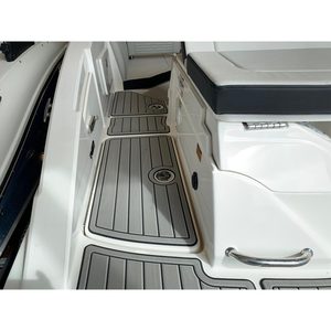 เรือ Sea Ray SPX 230 รุ่นใหม่ ปี 2025 เรือหรูพร้อมเครื่องยนต์เบนซิน MerCruiser 1 เครื่อง แบบติดตั้งในตัว/นอกตัว ความจุ 47 แกลลอน ระยะลาก 3.25 ฟุต - Product Image 5