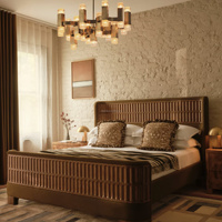 Lit en chêne cannelé de style vintage américain, sculpté à la main, avec cadre rembourré en lin, un élément de luxe pour suite parentale de villa de prestige