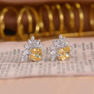 Pendientes de Plata Pura con Circonita Sintética en Forma de Hielo de 8x10mm, Color Amarillo, Baño de Rodio - Product Image 2
