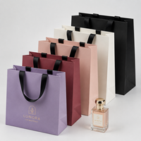 Sacs en papier ondulé de luxe en gros avec poignées, logos CMYK personnalisés, sacs d'emballage haut de gamme blancs pour vêtements, chaussures et cadeaux