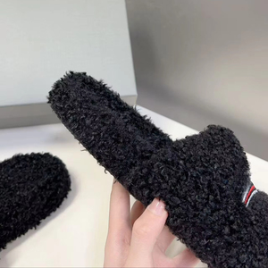 Low-price wholesale fashionable soft and slip-resistant <b>slippers</b> in black sheepskin, lightweight and suitable for home use. - Product Image 1