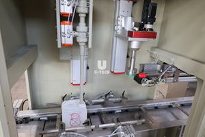 Machine de remplissage et de capsulage de conteneur de gel de nettoyage de four chimique d'huile de moteur de lubrifiant de 1L 5L 10 <span class=keywords><strong>litres</strong></span> - Product Image 5