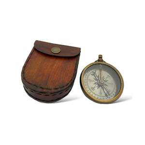 Brújula en Estuche de Cuero, Decoración Náutica Premium, Instrumento Portátil Elegante y Multiusos para Escritorio, Estudio o Estante - Product Image 1