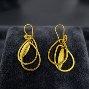 Boucles d'oreilles pendantes classiques unisexes Ramavati Gems en laiton, design spirale irrégulier, plaqué or 18 carats, alliage de cuivre, forme cœur, pour soirée - Product Image 3