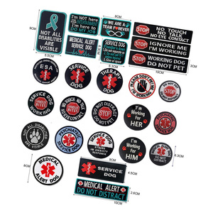 Chien de service brodé en tissu ne pas caresser et distraire les patchs de décoration de harnais avec attache à boucle à crochet - Product Image 1