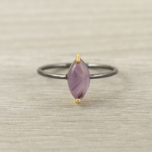 แหวนเงินแท้ 925 ประดับพลอยอเมทิสต์ทรงมาร์คีส์ |   แหวนแต่งงานแบบมินิมอลประดับพลอยแบบฝังขอบ |   เครื่องประดับผู้หญิงที่สวยงามและละเอียดอ่อน - Product Image 1