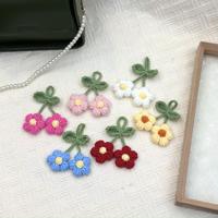 Porte-clés en fleurs au crochet faites à la main, vente en gros, fleur à 5 pétales en forme de bouffée, fleur décorative tricotée au crochet, fleur tricotée, porte-clés tricoté