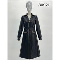 Großhandel Maßgeschneiderte Größe Farbe Logo Damen V-Ausschnitt PU-Leder Jackenkleid mit Goldener Paspelierung Tailliertes Elegantes Damenkleid