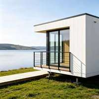Cabane modulaire préfabriquée blanche avec vue sur le lac, petite maison portable à ossature en acier avec balcon, maison mobile de vacances pour complexe en bord de lac