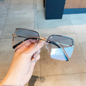 แว่นกันแดดครึ่งกรอบสำหรับผู้หญิง Qianai ป้องกันรังสียูวี 400 กรอบโลหะ ดีไซน์ทรงสี่เหลี่ยม สีเทา สีฟ้า สีชมพู สีม่วง สีทอง เลนส์อะคริลิก - Product Image 1