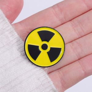 Broche de esmalte con 3 colores, símbolo de advertencia amarilla de radiación y marcas bioquímicas para mochila - Product Image 2