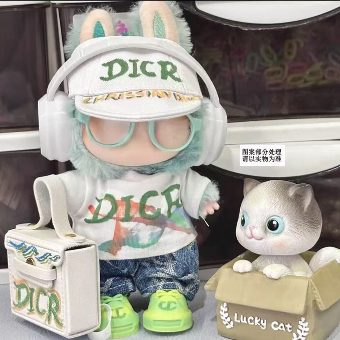 Sombrero, camiseta, pantalones, auriculares, ojos, zapatos, bolso [sin muñeca]