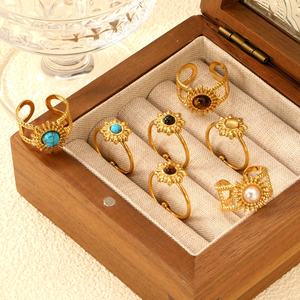 แหวนแต่งงานเรียบง่ายสแตนเลสสตีลชุบทอง 18K PVD กันน้ำ ประดับด้วยเทอร์ควอยซ์รูปพระอาทิตย์ แหวนปรับขนาดได้สำหรับผู้หญิง - Product Image 1