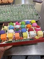 Calendrier de l'Avent transfrontalier de Noël : Boîte mystère de 24 jours avec jouets de décompression