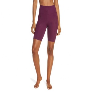Shorts de sport pour femmes à taille haute, sans couture, en nylon et spandex noir uni, pour le yoga, la remise en forme et la compression - Product Image 4