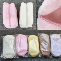 WAALUU Vente en gros de trousses de toilette et de maquillage personnalisées en peluche douce pour femmes, sac cosmétique à fermeture éclair en fausse fourrure avec logo, porte-monnaie en fausse fourrure