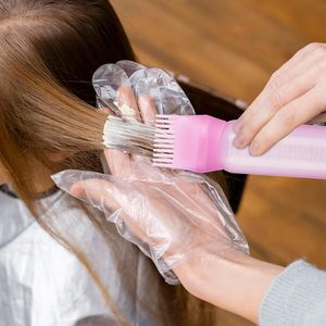 Bouteille applicatrice moderne en plastique pour coloration et permanente avec peigne et brosse pour salon de coiffure, idéale pour shampoing, lotion, huile et colorant. - Product Image 3