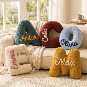 Coussin personnalisé brodé à la main avec nom et lettre Uionen, 26 lettres de l'alphabet, coussin pour enfants, coussin de dossier de canapé, coussin décoratif - Product Image 1