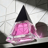 Nouvelle conception de flacon de parfum en verre transparent de luxe de forme unique, triangle, 30 ml, 50 ml, 100 ml, avec bouchon en plastique noir et vaporisateur à pompe