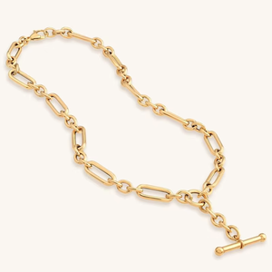 Collar Personalizado de Acero Inoxidable con Baño de Oro de 18K PVD, Cadena <span class=keywords><strong>Figaro</strong></span> y Dije en Forma de T para Mujer - Product Image 2