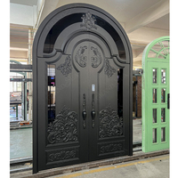 Porte d'entrée double de villa classique haut de gamme avec transom arqué en verre et ornements floraux en aluminium moulé pour l'extérieur