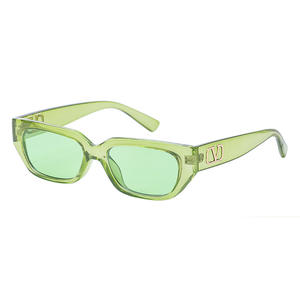 Lunettes de soleil Valentino pour femme, monture petite, verres verts UV400, style urbain tendance, protection solaire, idéales pour les voyages - Product Image 1