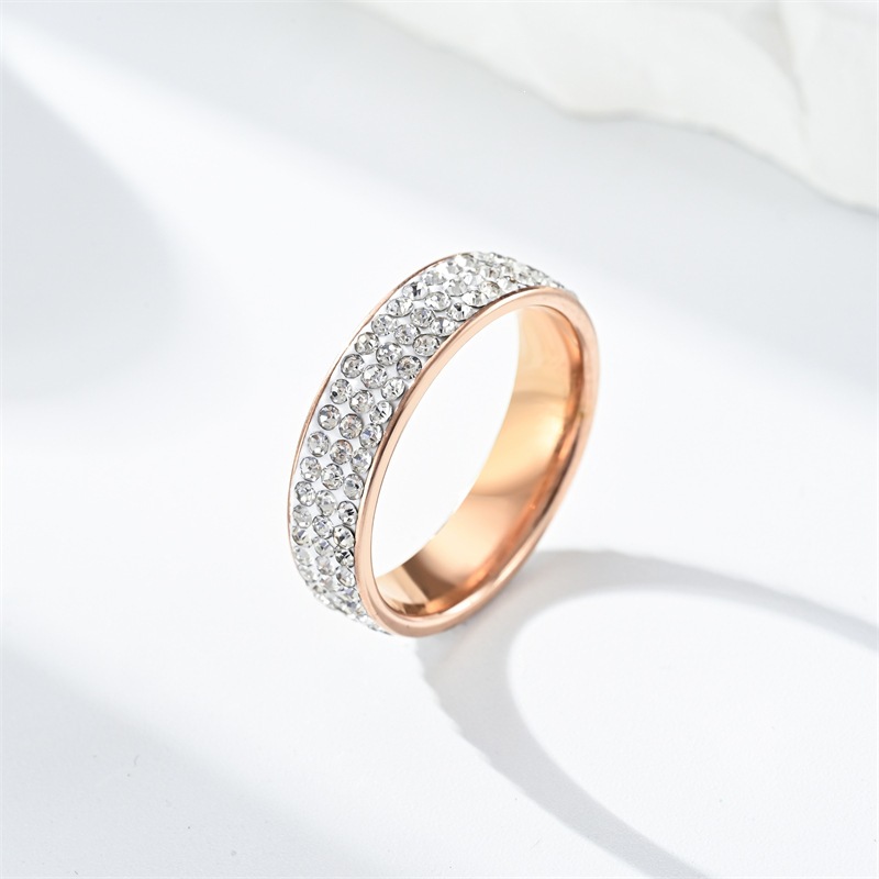 Tres hileras de diamantes en oro rosa.