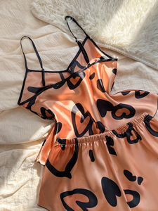 Ensemble de vêtements de nuit pour femmes avec imprimé Summer Love, haut à col en V tendance avec short, vêtements de maison confortables et décontractés, pyjamas pour femmes - Product Image 4