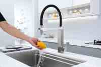 Robinet de cuisine pivotant moderne et minimaliste en cuivre et céramique, mitigeur vertical chaud-froid pour évier de légumes, vente en gros d'usine